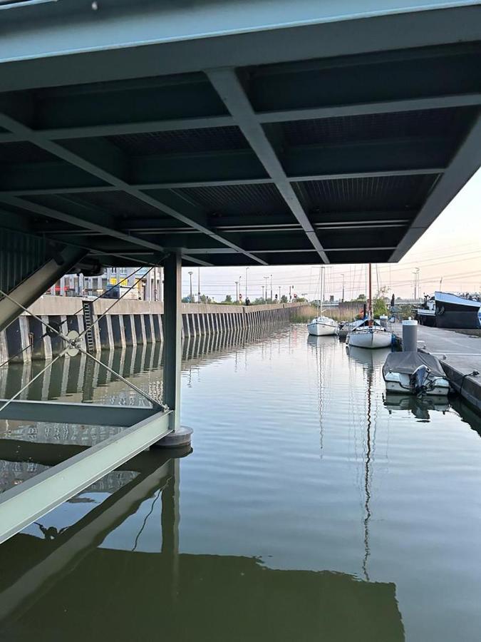 Wheelhouse Euphrate Houseboat Bed and Breakfast Diemerbrug Buitenkant foto